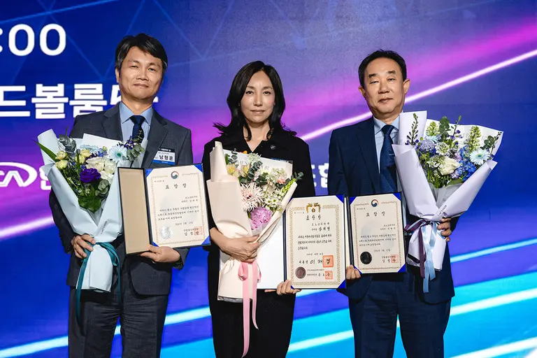 '제23회 자동차의 날' 행사에서 대통령표창을 수상한 르노코리아 상희정 대내/외전략본부장(왼쪽에서 두번째)과 장관표창을 수상한 남형훈 디렉터(왼쪽에서 첫번째), 정현무 디렉터가 기념사진을 촬영하고 있다.