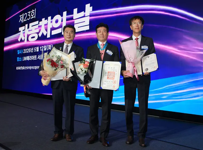 (사진 가운데) KGM 황기영 대표이사, (오른쪽) KGM 친환경차PM팀 장성규 팀장, (왼쪽) KGM 수출관리팀 양제헌 팀장