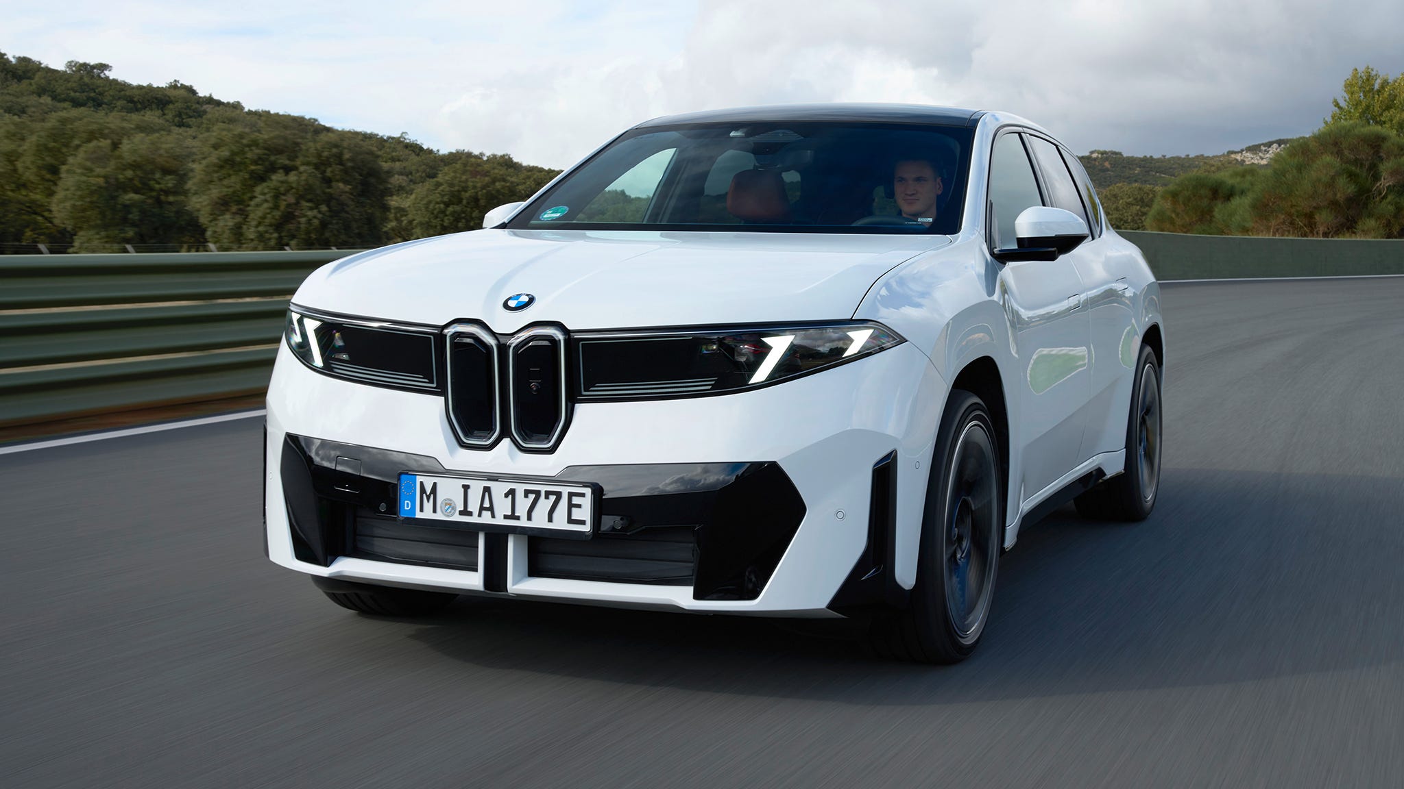 BMW iX3 50 xDrive Alpine White 010