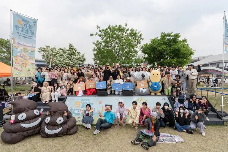 2일 서울 여의도 한강공원 멀티프라자에서 서울시 공공행사와 연계해 열린 ‘르르르 X 책읽는 한강공원, 르르르의 시티뚜어’ 행사에 참여한 르르르와 시민들