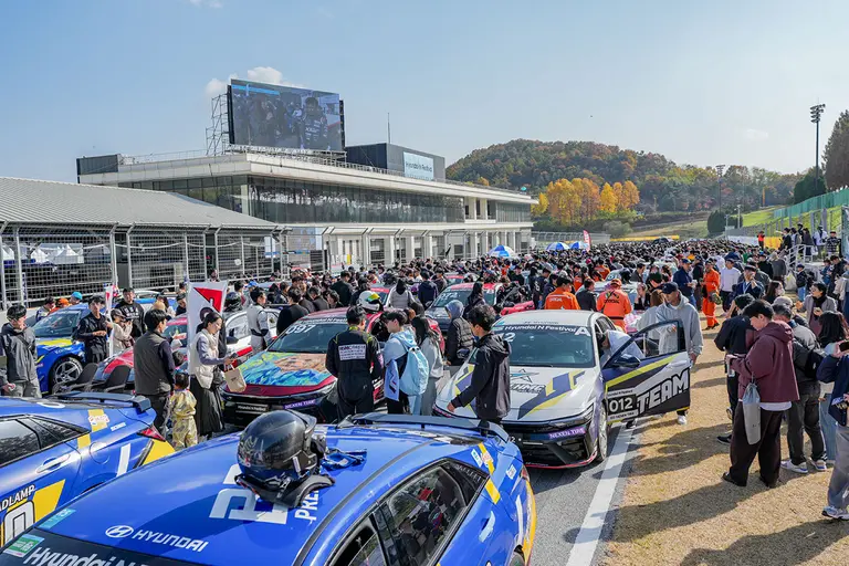 현대 2025 N 페스티벌 최종전(11/8~9, 용인)에 방문 고객들이 그리드 워크에 참석 중인 장면