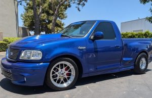 Ford F-150 SVT Lightning 및 Ram SRT-10: 한때 가장 빨랐던 트럭들의 현재 가치